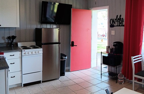 Hot Springs Condo | Modern Lakefront Condo with seasonal pool. Only 10 min from Bathhouse Row.