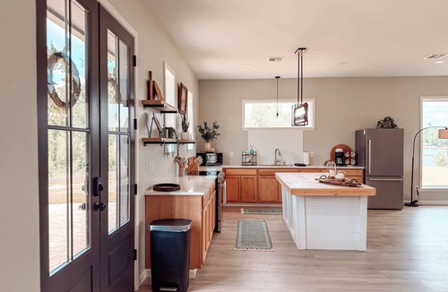 Negreet House | Modern Lakefront on Toledo Bend, 3BR Sleeps 7 Boat Launch & Amazing Views