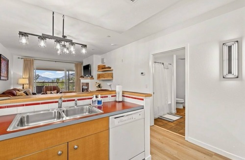 Chelan Condo | Modern Lakeside Luxury: Freshly Remodeled Chelan Condo with Pool, Hot Tub & BBQ
