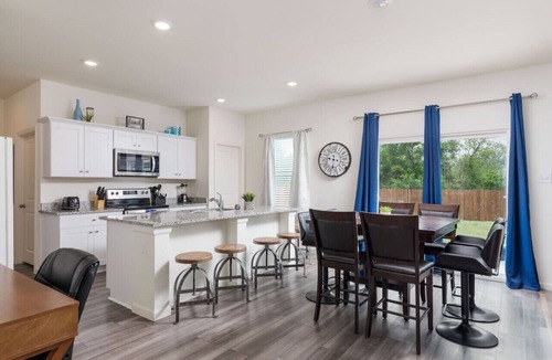 Edgecliff Village Apartment | Modern Large Home with large yard near TCU & Stockyards