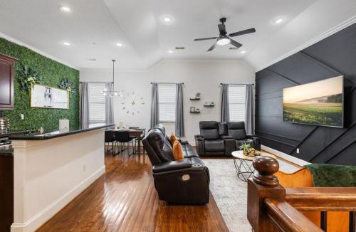 Woodlake - Briar Meadow House | Modern Luxury Townhome in Uptown Galleria