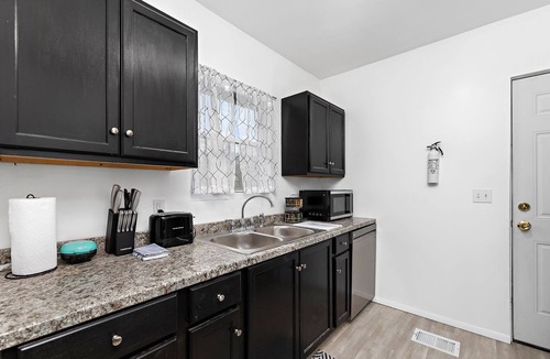 Kansas City House | Modern Midtown KC Home Ideal for 30+ Day Stays