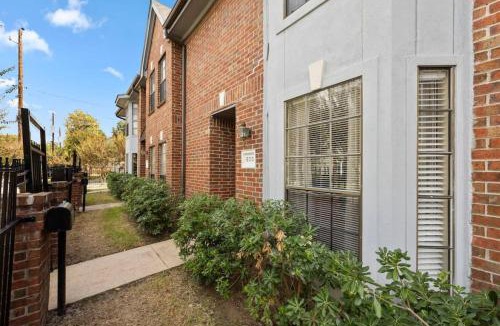 Montrose House | Modern Montrose Townhome Sleeps 10 Walk to Dining & Downtown