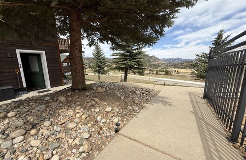 Estes Park Cabin | Modern mountain cabin condo w/steam shower + essential living design