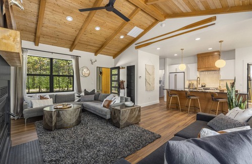 Donnelly Cabin | Modern Mtn Retreat: Lakefront, Direct Beach Access & Hot Tub by Tamarack Resort