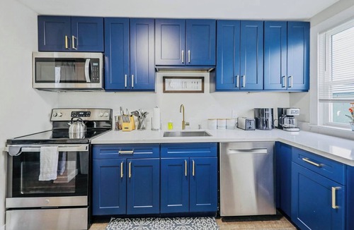 Renton House | Modern & Newly Renovated-Centrally located/King Bed/Free Parking