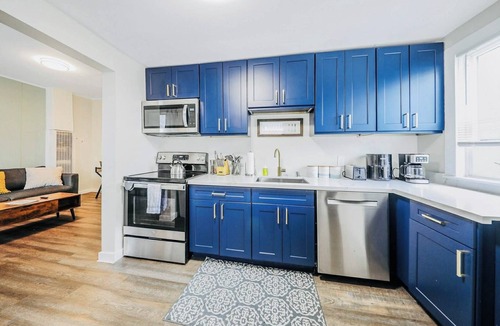 Renton House | Modern & Newly Renovated-Centrally located/King Bed/Free Parking