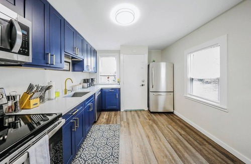 Renton House | Modern & Newly Renovated-Centrally located/King Bed/Free Parking
