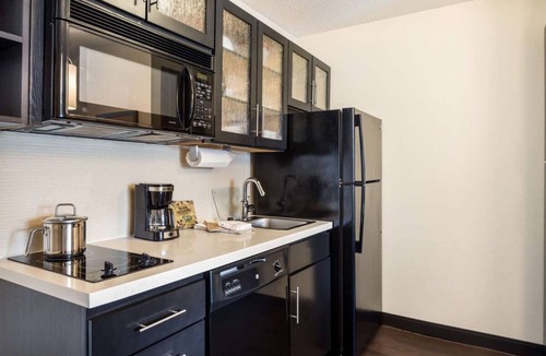 Plano Hotel | Modern Oasis in Plano, Texas! 2 Spacious Units, Full Kitchen, Pets Allowed!