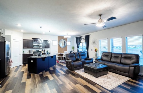 Elkhorn House | Modern Omaha-Elkhorn Home , Quiet & Spacious