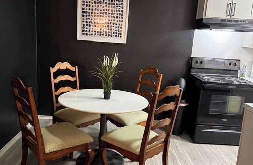 Waxahachie Apartment | Modern Retreat | Sleeps 6 | Heart of Waxahachie