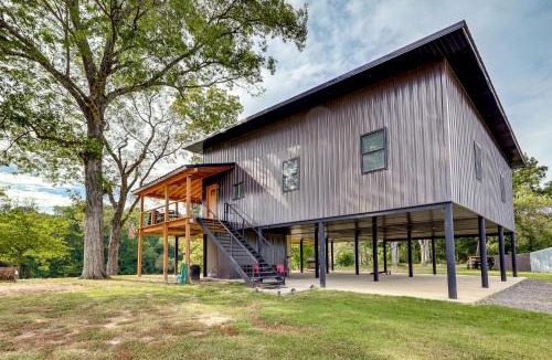 Arkadelphia House | Modern, Riverfront Family House w/Balcony & Grill