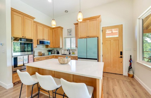 Arkadelphia House | Modern, Riverfront Family House w/Balcony & Grill