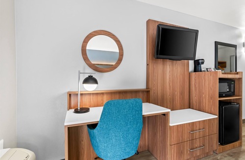 Cheyenne Hotel | Modern Room Deluxe One Queen Bed Pet Friendly Ideal for Both Work & Play