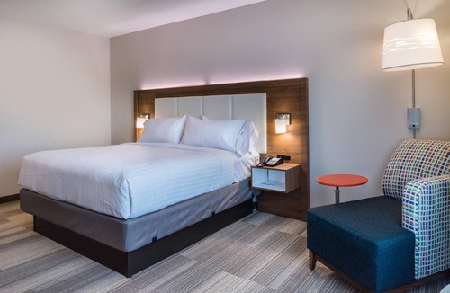 Fort Worth Hotel | Modern Room with Indoor Pool and Free Breakfast Near Popular Entertainment