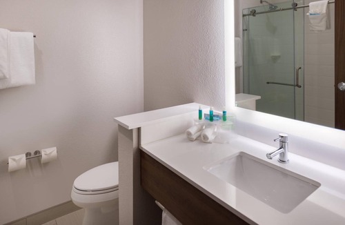 Fort Worth Hotel | Modern Room with Indoor Pool and Free Breakfast Near Popular Entertainment