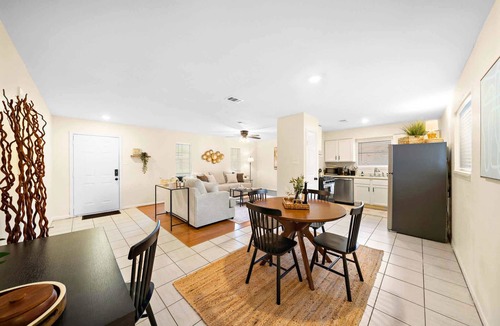 El Lago House | Modern Seabrook Getaway: Cozy Rooms | Yard | BBQ