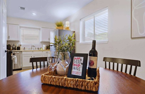 El Lago House | Modern Seabrook Getaway: Cozy Rooms | Yard | BBQ