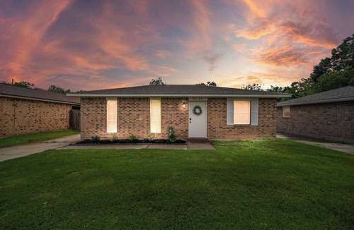 El Lago House | Modern Seabrook Getaway: Cozy Rooms | Yard | BBQ