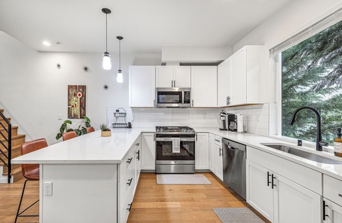 University District House | Modern Seattle Home w/Rooftop Views | Near UW