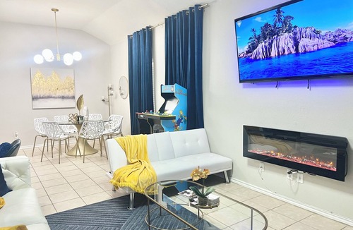 South Arlington House | Modern stay near AT&T stadium & all entertainments.