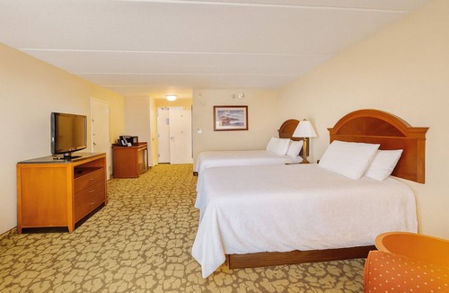 Chinatown Hotel | Modern Stay with Free Breakfast and Outdoor Pool Close to Houston Hotspots