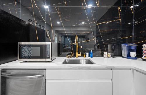 Neartown Apartment | Modern Studio Retreat with Free Park