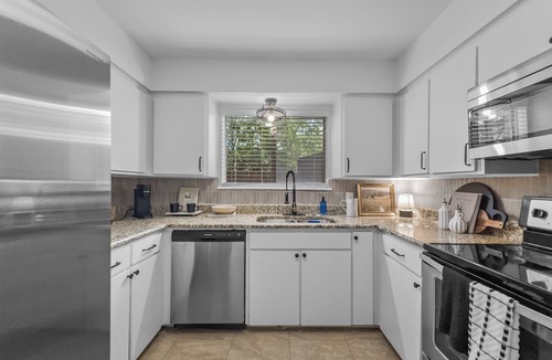 West Arlington House | Modern & Stylish Arlington Home Near AT&T Stadium