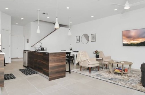 Northside House | Modern Townhome-5 minutes to Downtown-Sleeps 9 Comfortably-King Suite