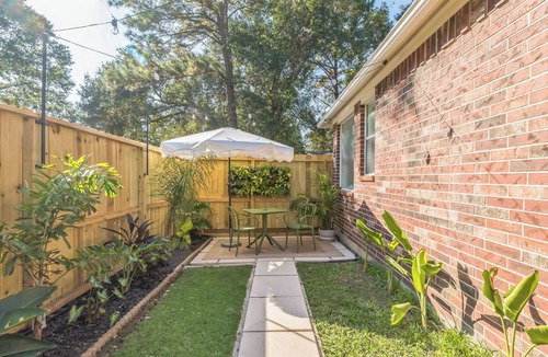 Magnolia House | Modern, Tranquil Woodsy Casita near Houston Private 1BR Retreat with Tejas Charm