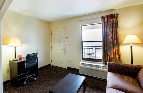 Port Allen Hotel | Modern King Room Near LSU | Quiet, Convenient Stay Close to Popular Dining Spots