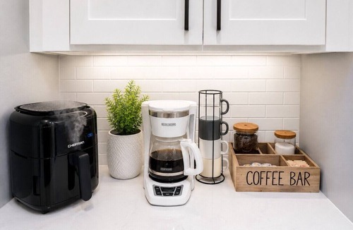 Sherman Apartment | Modern WorkFriendly Retreat w/Fast WiFi+Gym-Lndry