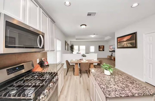 Klein House | Monthly & Weekly Discounts ▪ Near Airport ▪ Garage ▪ Full Kitchen ▪ Spring Klein