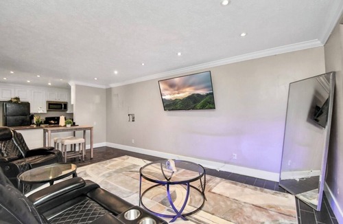 Woodland Heights Apartment | Montrose 1 BR apt King Bed w/WiFi and AC Close to Houston Main Attractions
