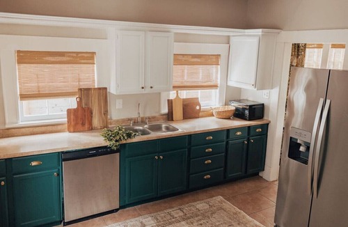 Neartown House | Montrose Home walkable neighborhood | Pet-friendly