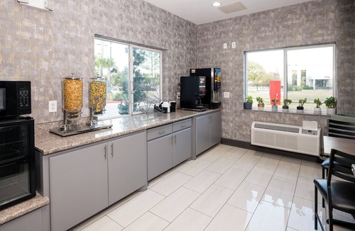 Greater Greenspoint Hotel | Moonlight Suites - Houston George Bush Intl Airport