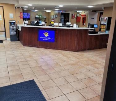 Cornwall Park Hotel | MorningGlory Inn & Suites