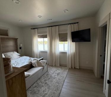 Moses Lake House | Moses Lake Vineyard Retreat-Waterfront Escapism