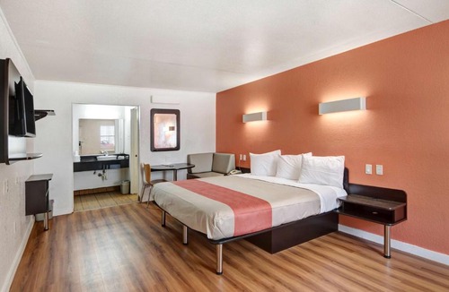 Northwest Dallas Hotel | Motel 6-Dallas, TX - Forest Lane