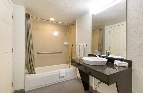 Dallas Hotel | Motel 6 Dallas, TX - Market Center