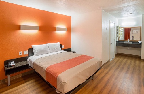 Grand Prairie Hotel | Motel 6 Grand Prairie, TX - Near Six Flags Drive