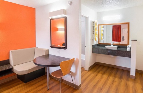 Grand Prairie Hotel | Motel 6 Grand Prairie, TX - Near Six Flags Drive