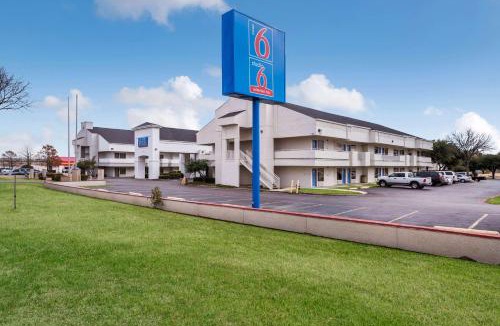 Irving Hotel | Motel 6-Irving, TX - Irving DFW Airport East