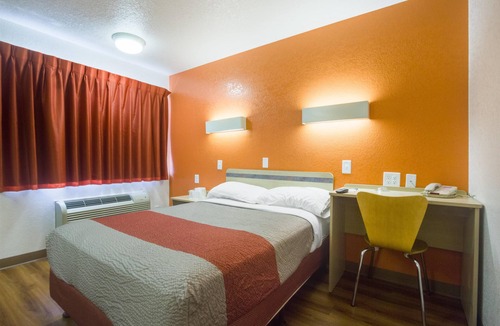 North Alameda Hotel | Motel 6 – Lakewood, CO
