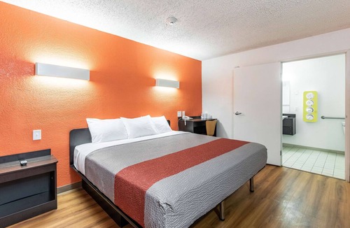 North Richland Hills Hotel | Motel 6 North Richland Hills, TX
