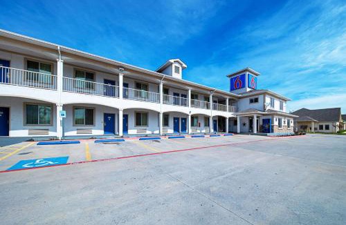 Rhome Hotel | Motel 6-Rhome, TX