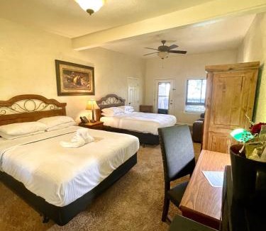 Mount Ida Hotel | Mountain Harbor Queen Guest Room on Lake Ouachita