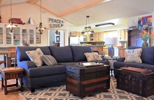 Mount Ida House | Mountain Harbor three bedroom cabin on the lake