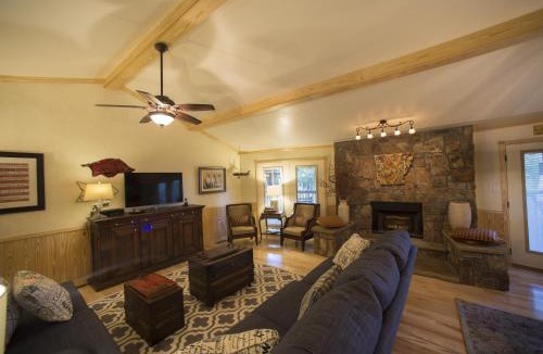 Mount Ida House | Mountain Harbor three bedroom cabin on the lake