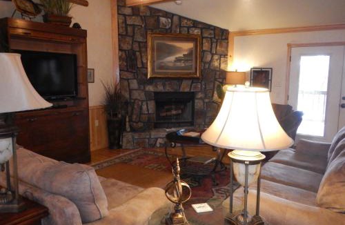 Mount Ida House | Mountain Harbor three bedroom cabin on the lake